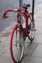 Fototapeta na wymiar Vélo rouge attaché