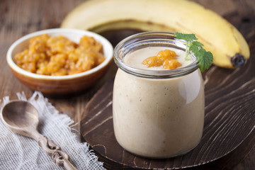 Smoothies with cloudberries and a banana