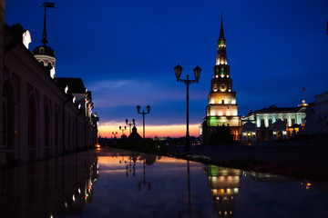 Obraz premium Suyumbike tower in the Kazan Kremlin at sunset.