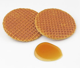 Zwei knusprige Waffeln mit Honig 