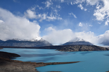 Lac turquoise et glacier d'Upsala en Patagonie, Argentine