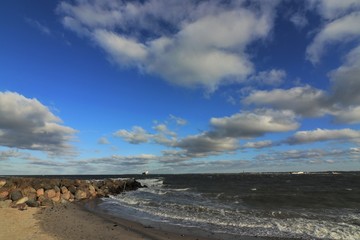 malerische Buhne mit blauem Himmel und Wolken an der Kieler Förde 