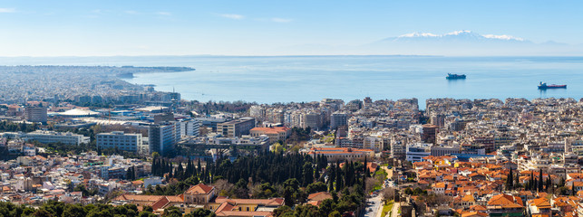 Obraz na płótnie Canvas 10.03.2018 Thessaloniki, Greece - Panoramic View of Thessaloniki city, the sea and the olympous mountain