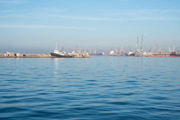Obraz premium Ship in the gulf of Thessaloniki, Greece, on a sunny sky