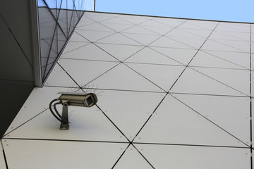 Kamera monitoringu na ścianie współczenego budynku, wierzowca. - obrazy, fototapety, plakaty