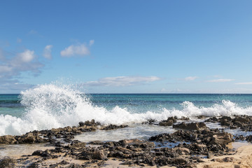 Waterspalsh against rocks 