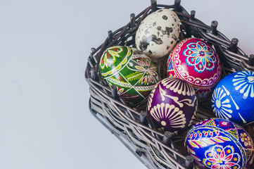 Kkolorowe Wielkanocne jajka w koszyku 