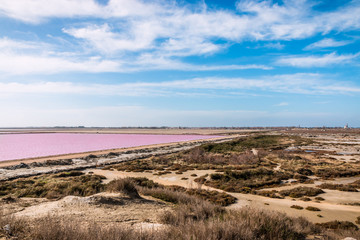 Vue sur les Salins du Giraud depuis le point de vue du sel en Camargue