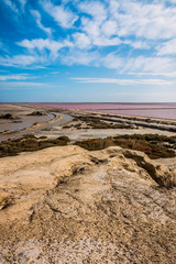 Vue sur les Salins du Giraud depuis le point de vue du sel en Camargue