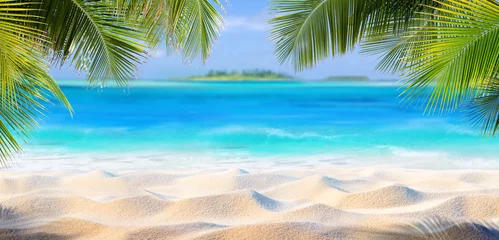 Fototapeten Tropischer Sand mit Palmblättern und Paradise Island © Romolo Tavani