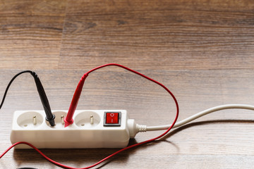 Measurement voltage in electrical socket with multimeter