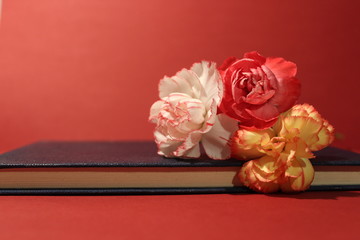 Blaues Buch mit Blumen