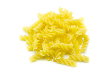 ungekocht spirelli spirellis isoliert freigestellt auf weißen Hintergrund, Freisteller
