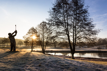 Golfer im Morgenlicht