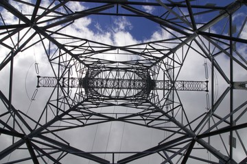 Poste de energia el&eacute;ctrica de alta tens&atilde;o.