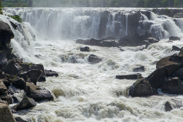 水しぶきを上げる滝4