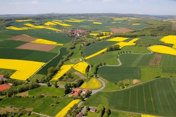 Fototapeten Luftaufnahme einer deutschen Mittelgebirgs-Landschaft im Frühling mit vielen Rapsfeldern © rammi76