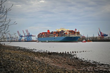 Kontenerowiec na rzece © Marta