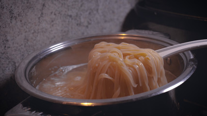 Brew in the water pasta, in a saucepan, in the kitchen.
