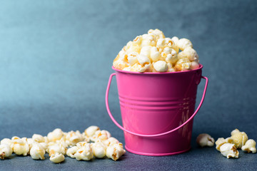 Caramel popcorn in a pink bucket