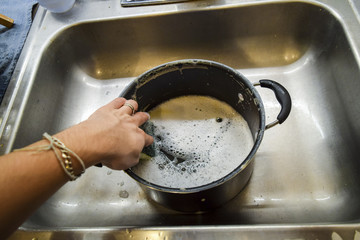 Hand washing sauce pot