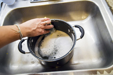 Hand washing sauce pot