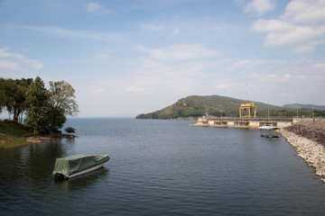 Obraz premium Ubonrat Dam, Khon Kaen - DEC 09 2017: Beautiful views of the mountainous areas and the sea