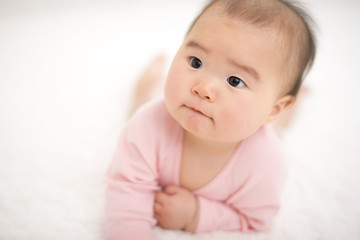 四つん這いの赤ちゃん