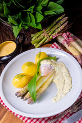 asparagus with egg and fresh wild garlic