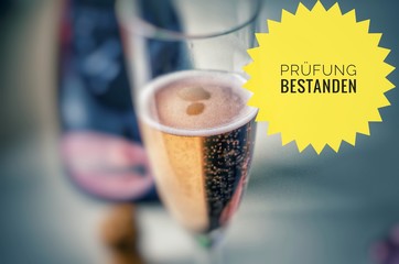 Champagnerglas mit edlem Champagner und Aufschrift in gelb auf deutschMeisterprüfung Bestanden, in...