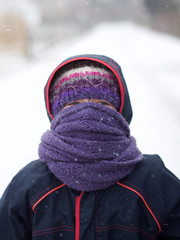 Kind mit Mütze und Schal im eiskalten Winter