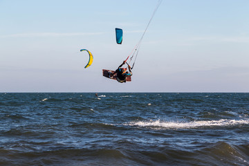 Kitesurfen. Extreme Wassersport für aktive Menschen. © eddi_m