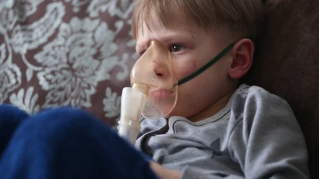 the child does inhalation in a special mask.