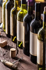 Rolgordijnen Lijn van wijnflessen. Detailopname. © volff