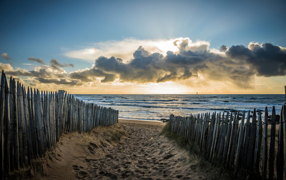 Chemin cl&ocirc;tur&eacute; vers la plage de la Paracou (Les Sables d'Olonne, France)