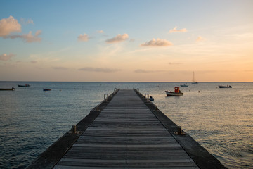 Steg auf Martinique in der Karibik bei Sonnenuntergang