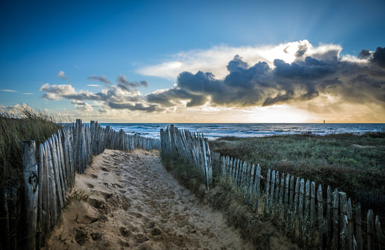 Chemin cl&ocirc;tur&eacute; vers la plage de la Paracou (Les Sables d'Olonne, France)