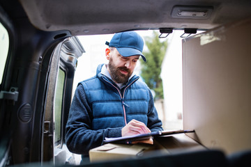 Delivery man delivering parcel box to recipient.