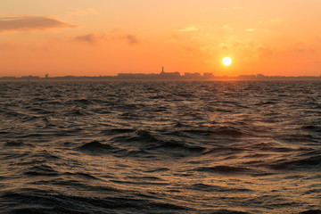 Sonnenaufgang auf der Nordsee vor der ostfriesischen Insel Borkum © Tobias Bruns
