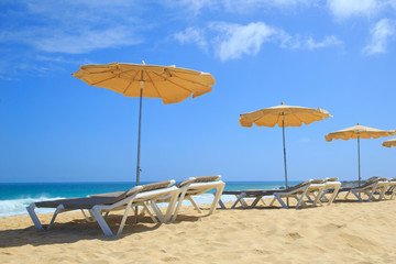 Sonnenliegen am Strand