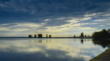 Naklejka premium the lake meets the dawn