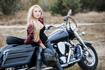 Obraz na płótnie Canvas Pretty biker woman outdoor