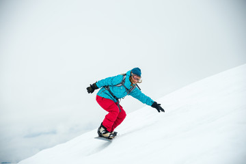Fototapeta na wymiar Young woman on the snowboard