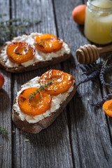Toast ou Tartine à l'Abricot, Fromage Frais et Miel
