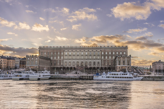 Stockholms slott p&aring; kv&auml;llen med en vacker solneg&aring;ng