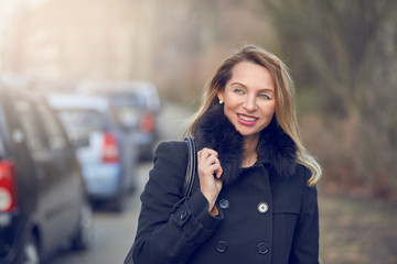 Fototapeta premium Erfolgreiche Frau geht eine Straße entlang
