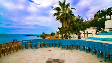 tatil sahil sandalye  mavi deniz palmiye