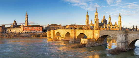 Zaragoza - The panorama with the bridge Puente de Piedra and Basilica del Pilar in the morning light. - obrazy, fototapety, plakaty
