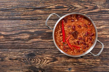 Rolgordijnen  chili con carne in a pot © myviewpoint