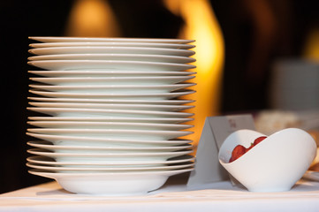 Ein Stapel von Tellern bei einer Party in einem Restaurant